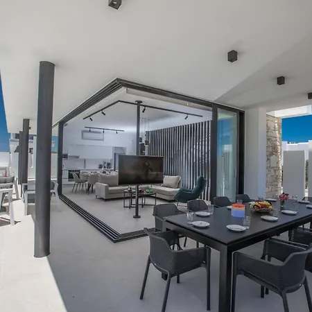 Geraeumige Mit Grossem Garten Und Pool Protaras