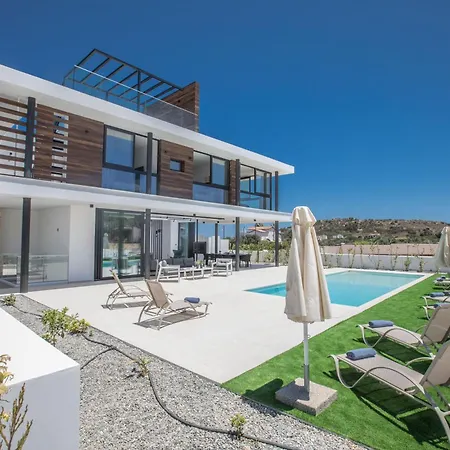 Geraeumige Mit Grossem Garten Und Pool