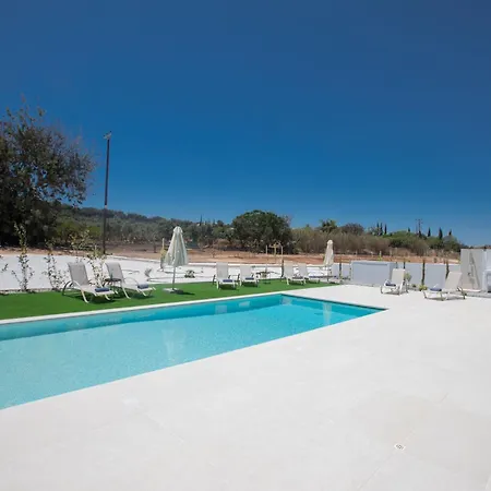 Geraeumige Mit Grossem Garten Und Pool Nyaraló *