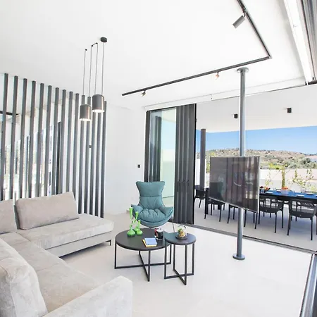 Geraeumige Mit Grossem Garten Und Pool Hébergement de vacances Protaras