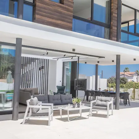 Geraeumige Mit Grossem Garten Und Pool Protaras