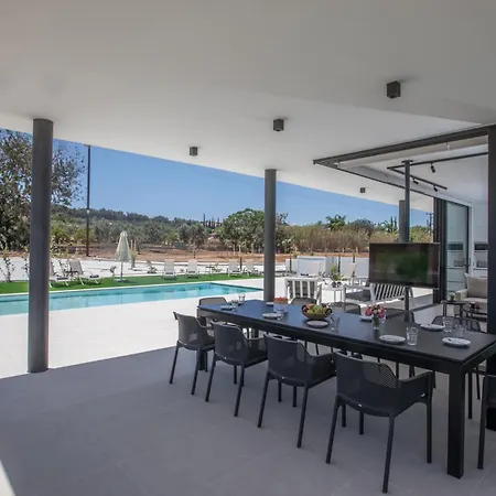 بيت للعطل Geraeumige Mit Grossem Garten Und Pool بروتاراس