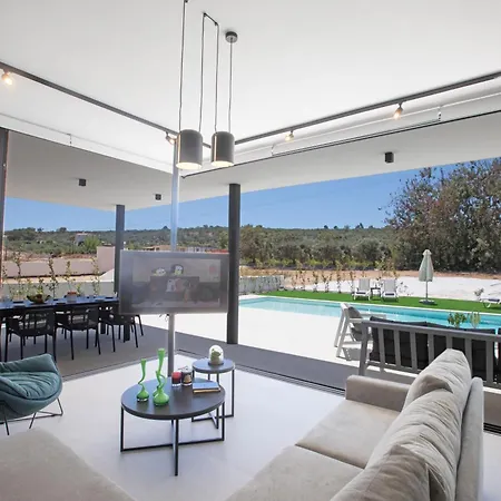 Geraeumige Mit Grossem Garten Und Pool